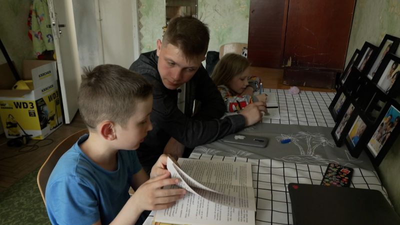18-year-old Ukrainian raising four siblings after their mother was killed
