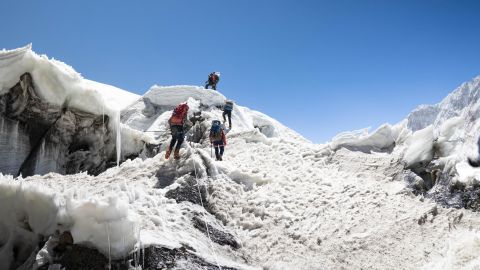 該團隊是自 2020 年以來第一批登頂山峰的團隊，因此必須固定線路並搭建通常已經搭建好的營地。