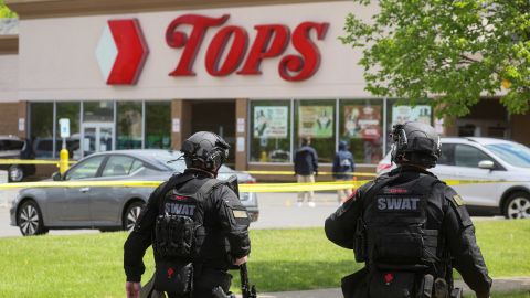 Buffalo Polis departmanının üyeleri, New York'un Buffalo kentindeki bir Tops süpermarketinde silahlı saldırı mahallinde çalışıyor.