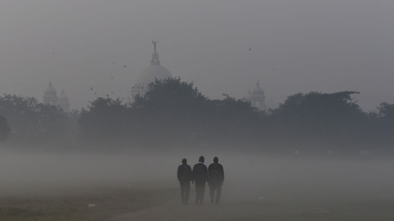 People walks through the dense smog in Kolkata, India, 15 December, 2021. 
