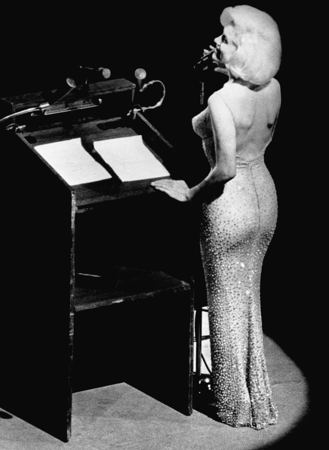 Marilyn Monroe sings "Happy Birthday" to President John F. Kennedy at Madison Square Garden, for his upcoming 45th birthday.