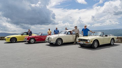 LR: Peter Valdes-Dapena com Nissan Z 2023; Mark Valdes-Dapena com seu Triumph TR4 de 1964; Jonathan Valdes-Dapena; Andrés Valdes-Dapena com seu Jaguar Mark 2 1964; Dan Valdés-Dapena; Carlos Valdes-Dapena com sua Triumph TR6 de 1970.