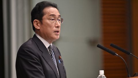 O primeiro-ministro japonês Fumio Kishida em uma conferência de imprensa em Tóquio em 26 de abril.