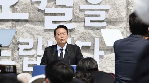 O presidente sul-coreano Yoon Suk Yeol faz um discurso em Kwangju em 18 de maio de 2022, em uma cerimônia comemorativa do 42º aniversário da revolta pró-democracia de 1980 na cidade do sudoeste. 