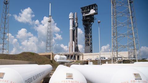 Die Atlas-V-Rakete der United Launch Alliance mit dem Raumschiff CST-100 Starliner von Boeing an Bord ist nach ihrem Austritt aus der vertikalen Integrationseinrichtung zur Startrampe im Space Launch Complex 41 vor der Mission Orbital Flight Test-2 (OFT-2) zu sehen, Mittwoch, 18. Mai 2022 in der Raumstation Cape Canaveral in Florida. 