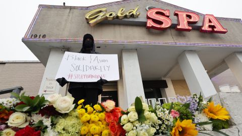 Kat Bagger, 17 Mart 2021'de Georgia, Atlanta'daki üç günlük kaplıcalarda ölümcül atışların meydana geldiği üç yerden biri olan Gold Spa'nın önünde dururken Asya topluluğuna desteğini gösteriyor.