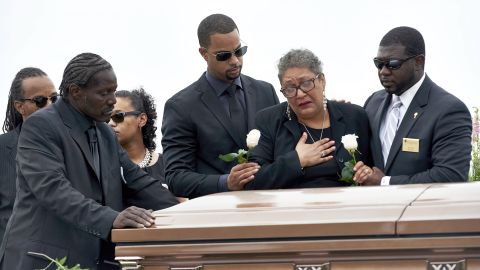 Sağdan 2. Sharon Risher ve soldan Gary Washington, 25 Haziran 2015 Perşembe günü Kuzey Charleston, SC'de AME Kilisesi mezarlığına gömülmeden önce 70 yaşındaki anneleri Ethel Lance'in tabutunda saygılarını sunuyorlar
