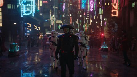 A figura sombreada no centro, ladeada por Stormtroopers, foi introduzida pela primeira vez em