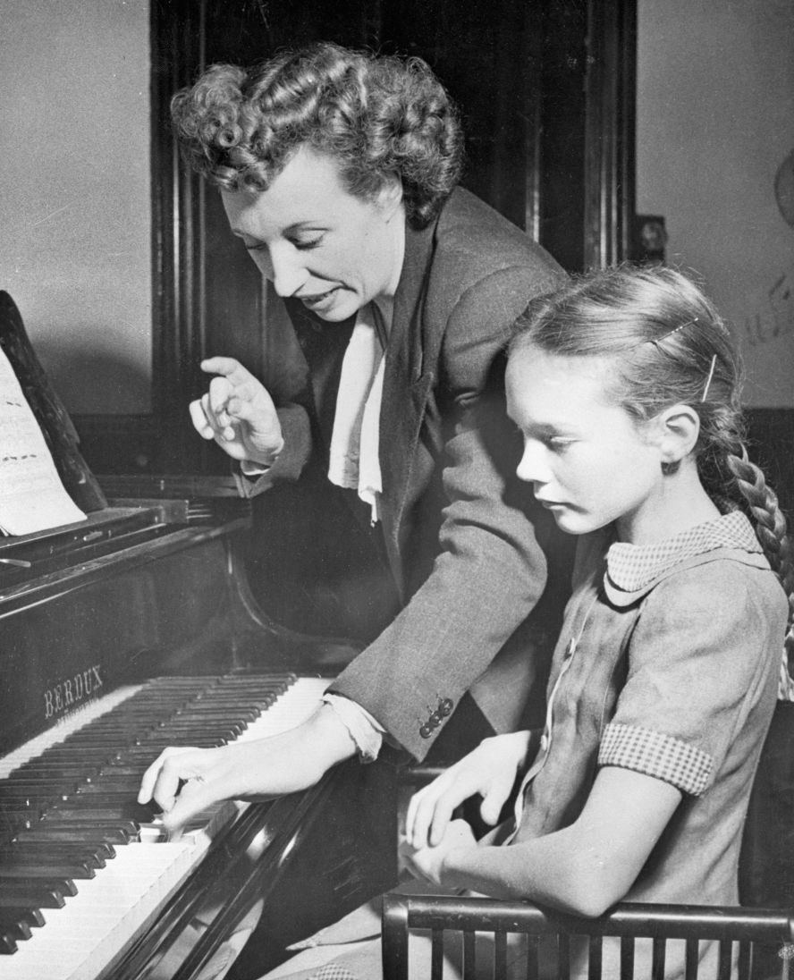 Andrews receives her daily piano lesson from her mother, Barbara, in 1947.