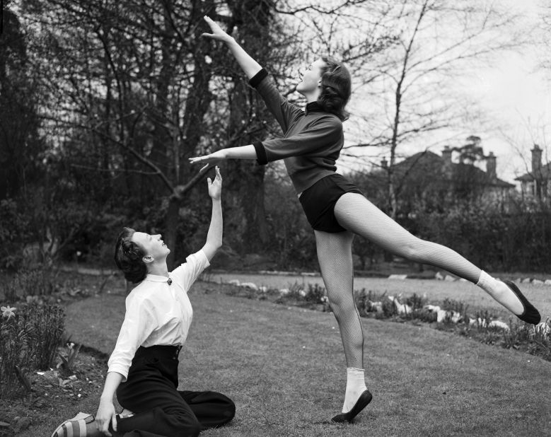 Andrews takes a ballet lesson in 1954.