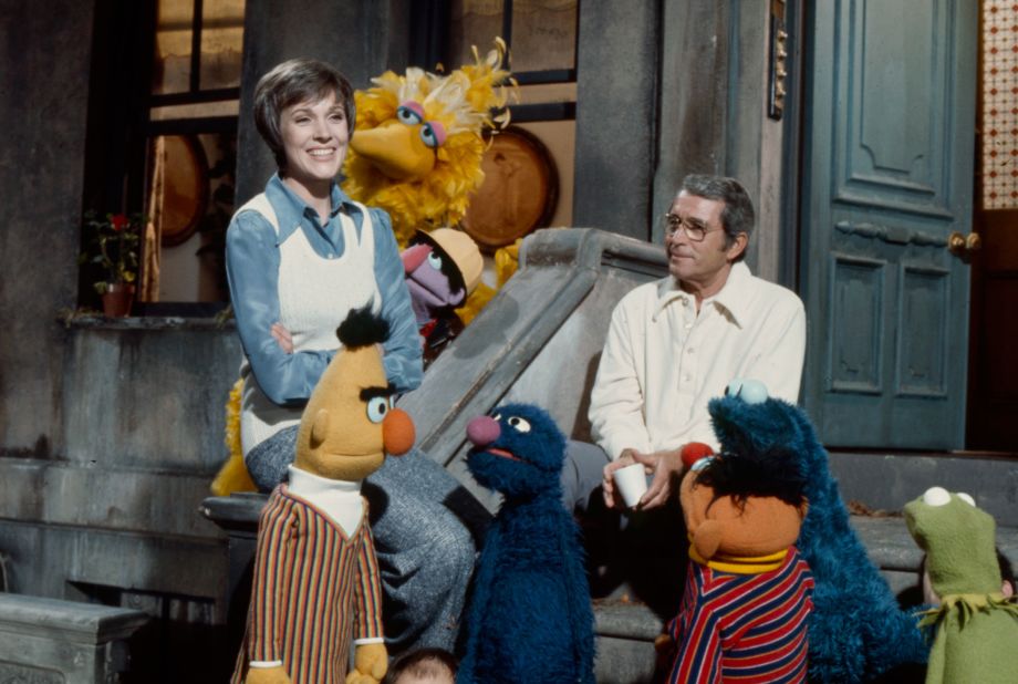 Andrews and Perry Como star in the TV special "Julie on Sesame Street" in 1973.