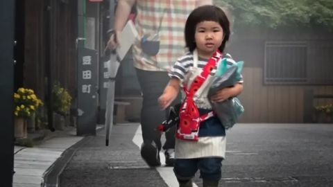 A café owner's youngest daughter runs an errand in their old castle town in the hit Japanese TV show "Old Enough!".