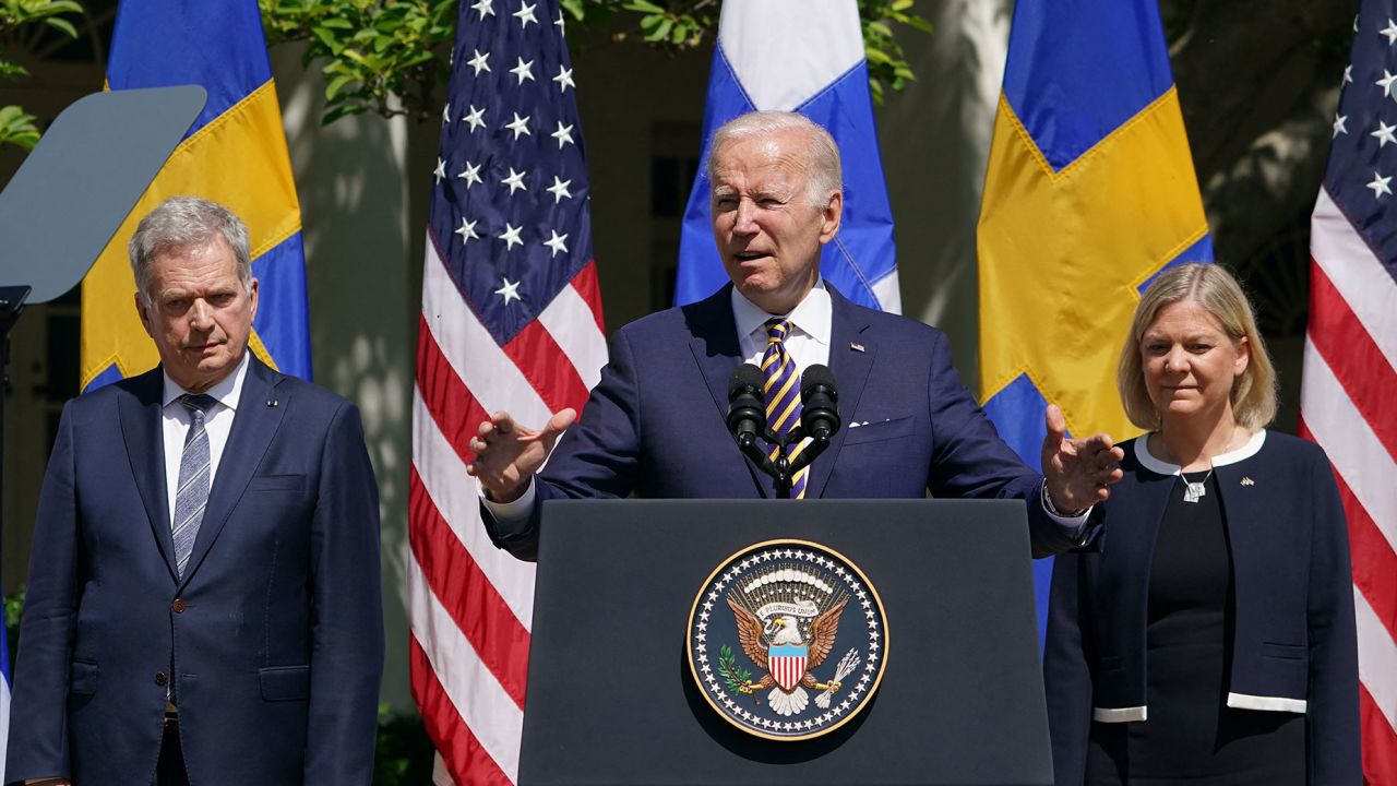 US President Joe Biden, flanked by Swedens Prime Minister Magdalena Andersson and Finlands President Sauli Niinistö, speaks in the Rose Garden following a meeting at the White House in Washington, DC, on May 19, 2022. - The US on May 18 gave its full support for Sweden and Finland's bids to join NATO, promising to stand by them if threatened by Russia and pressing Turkey to not block their membership. 
