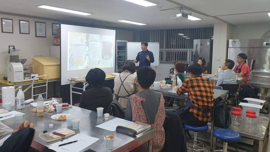 Kim Kyung-seop teaches a makgeolli brewing course.