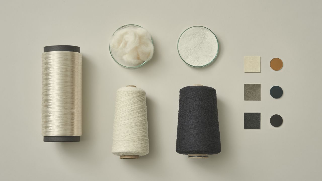 The Brewed Protein polymer powder is fermented with water, sugar, and specially-designed microbes. After being refined, this powder can be processed into a variety of fabrics, such as leather, silk, or spun yarn.