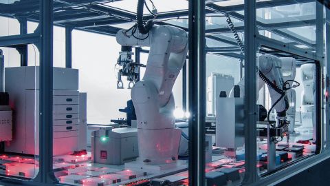تستخدم Spiber تقنية الروبوت في مصنعها للمساعدة في إنتاج ألياف مستوحاة من حرير العنكبوت.