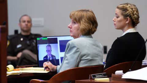 Amber Heard (R) sits in the Fairfax County Circuit Court in Fairfax, Virginia, on May 19, 2022.