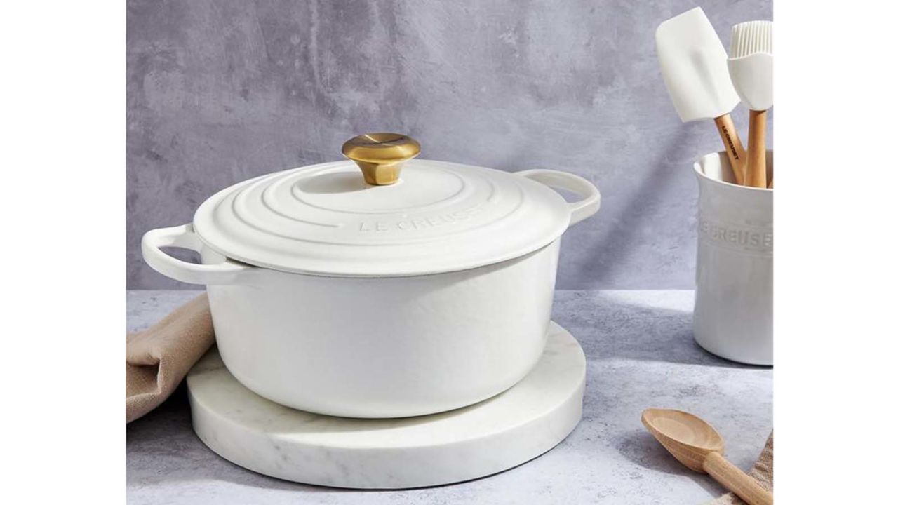 Zola Le Creuset Signature Round Dutch Oven