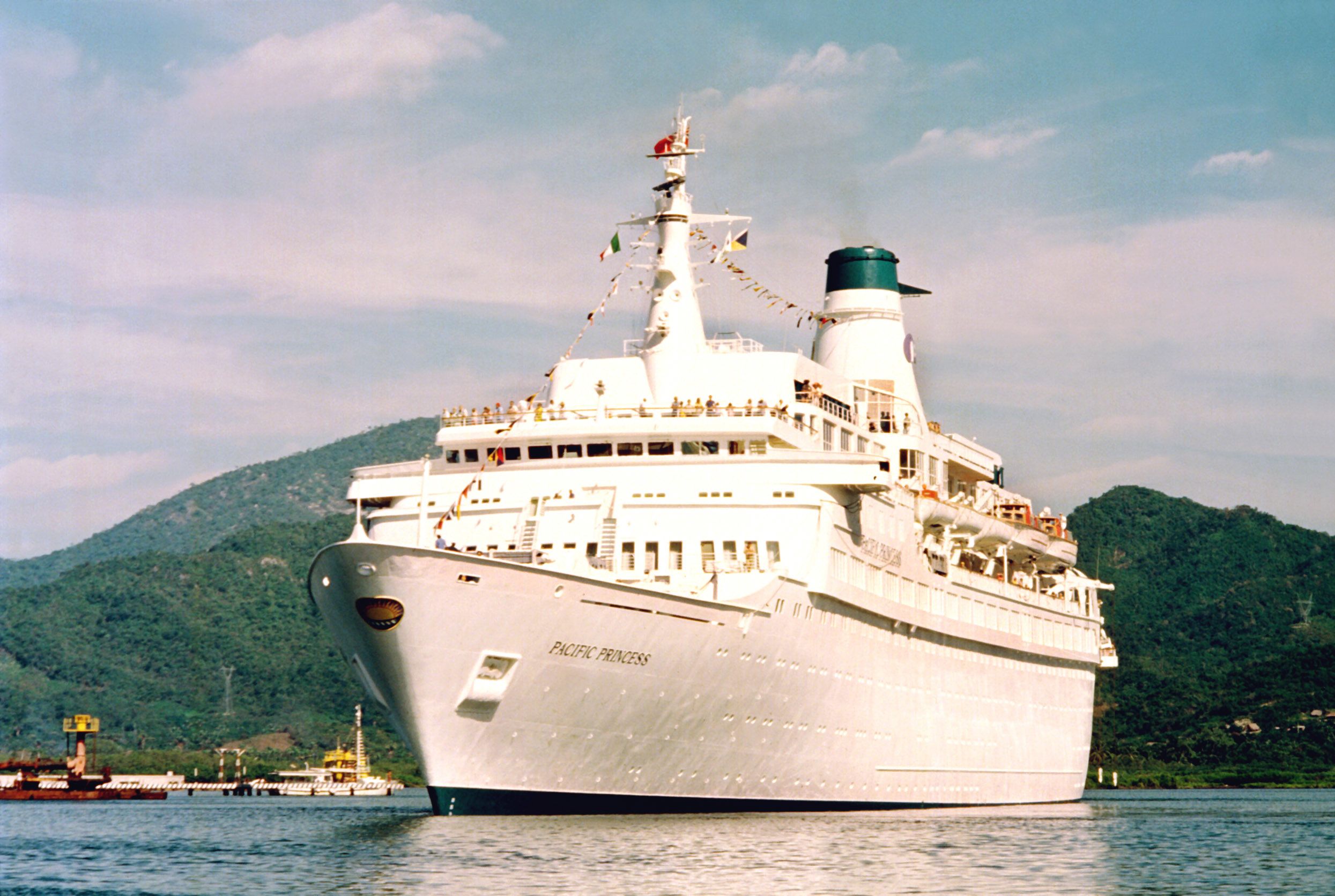 Exciting and new introductions between the original cast of The Love Boat  and The Real Love Boat hosts and crew - Princess Cruises