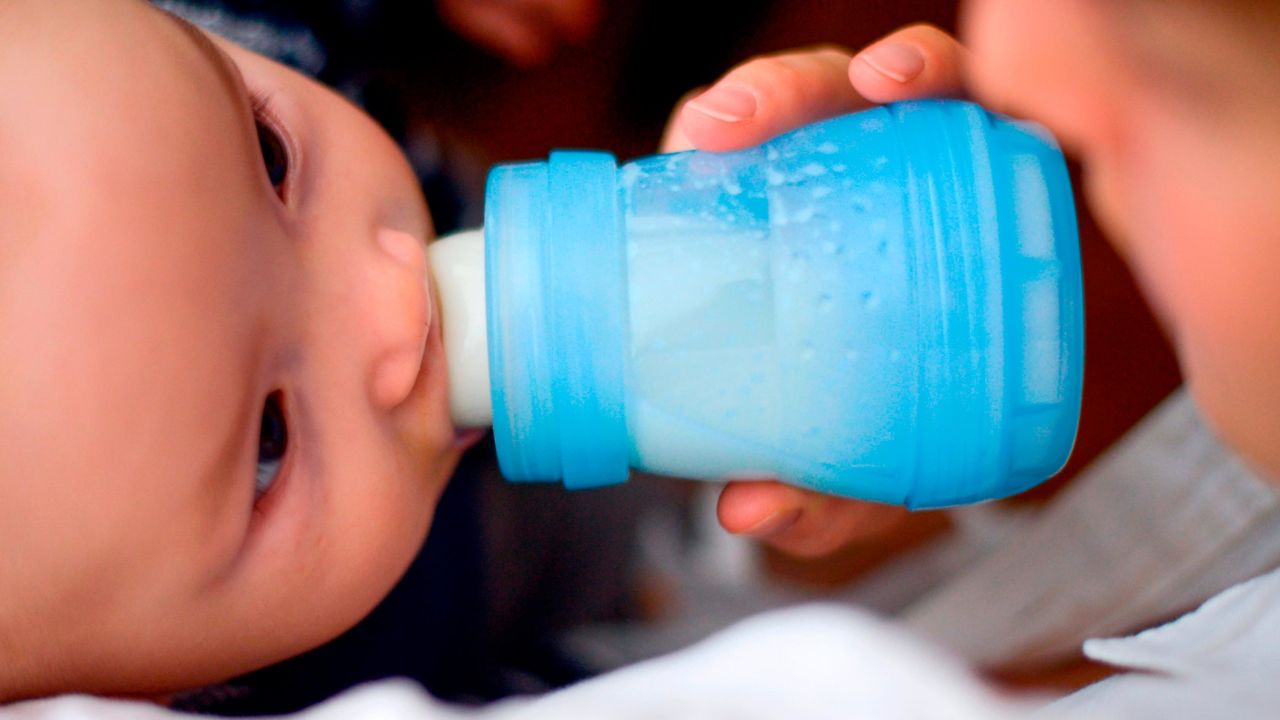 A mother gives the bottle to her baby on October 8, 2012 in Paris. One year after the National Assembly, the French senate will exam on October 9, 2012, a socialist proposal for a law prohibiding the bisphenol-A used in the food packagings.    AFP PHOTO / FRED DUFOUR / AFP PHOTO / Fred DUFOUR        (Photo credit should read FRED DUFOUR/AFP via Getty Images)