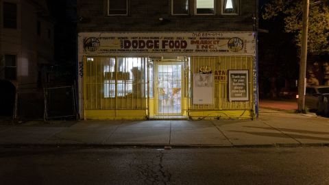 يعد Dodge Food Market واحدًا من العديد من المتاجر الموجودة في الجانب الشرقي.  نظرًا لأن شركة Tops مغلقة بعد إطلاق النار ، يجب على السكان إما السفر إلى محلات البقالة خارج الحي أو الإدمان على هذه المتاجر الزاوية.