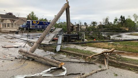 Un poteau téléphonique et des lignes électriques ont été abattus vendredi après qu'une tornade a traversé la région de Gaylord, dans le Michigan.