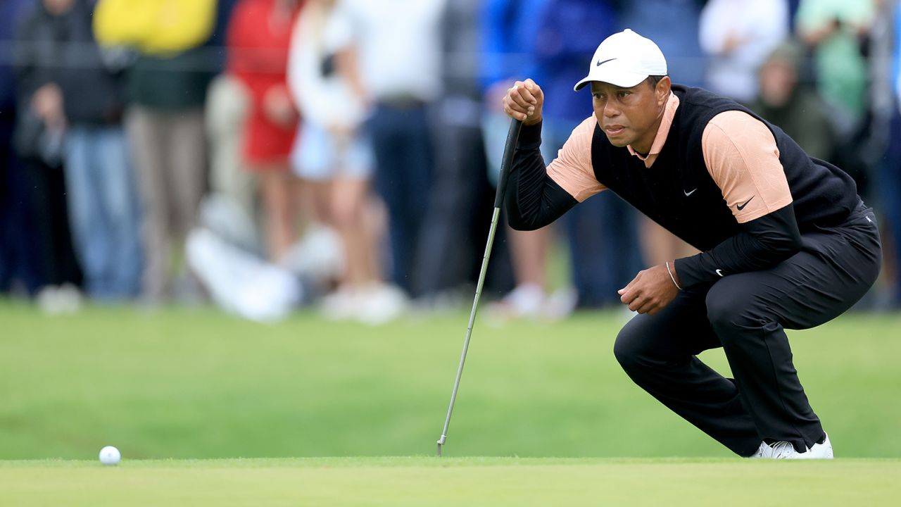 Woods lines up a putt on the third hole during the third round of the 2022 PGA Championship.