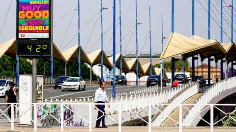 De stadsthermometer op de Puente del Cachorro-brug geeft 42 graden aan in Sevilla.