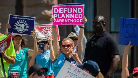 Des manifestants anti-avortement assistent à un rassemblement pour les droits reproductifs au Texas Capitol le 14 mai 2022 à Austin, Texas.