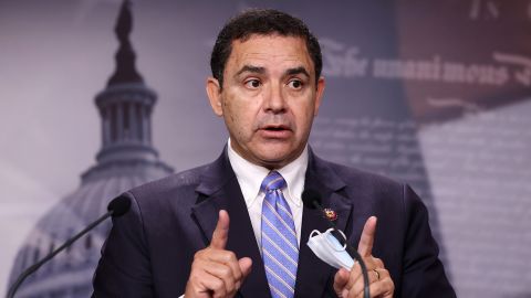 Rép. Henry Cuellar (D-TX) s'exprime sur la sécurité des frontières sud et l'immigration illégale, lors d'une conférence de presse au Capitole des États-Unis le 30 juillet 2021 à Washington, DC.