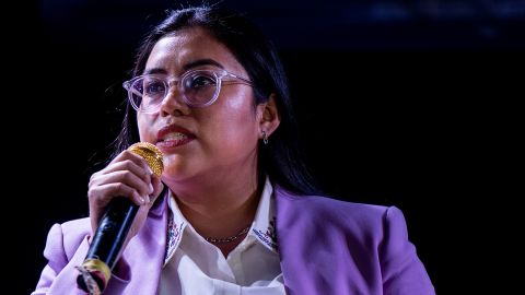 La candidate démocrate Jessica Cisneros (TX-28) prend la parole lors du rassemblement