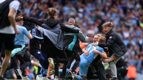 Kevin De Bruyne est assailli par les fans de Manchester City après que le club ait remporté la Premier League.