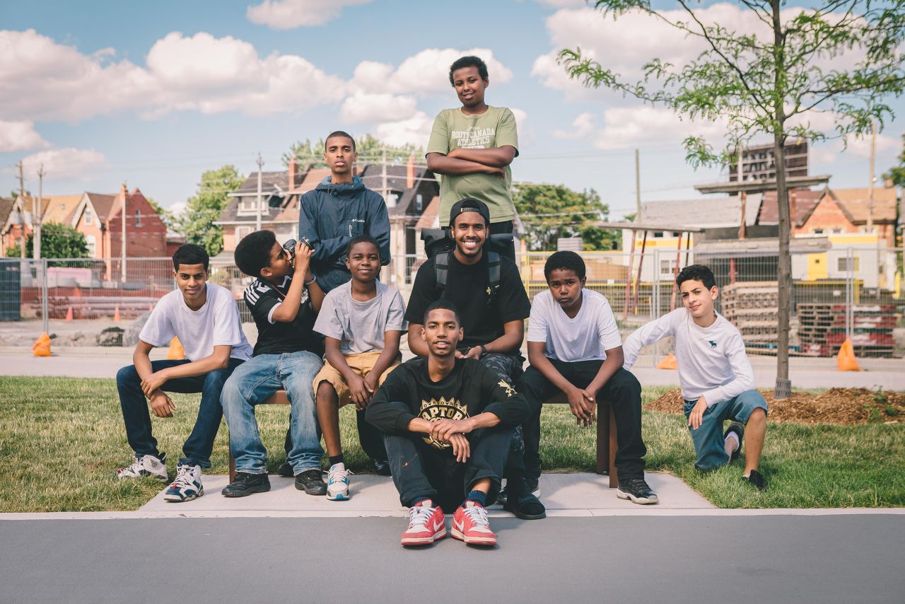 Photographer and cartoonist Yasim Osman, who founded "Shoot for peace" in 2015, with a group of students.