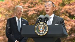 US President Joe Biden (L) and Hyundai Motor Group Chairman Chung Eui-sun meet the press at a hotel in Seoul on May 22, 2022. (Photo by Saul LOEB / AFP) (Photo by SAUL LOEB/AFP via Getty Images)
