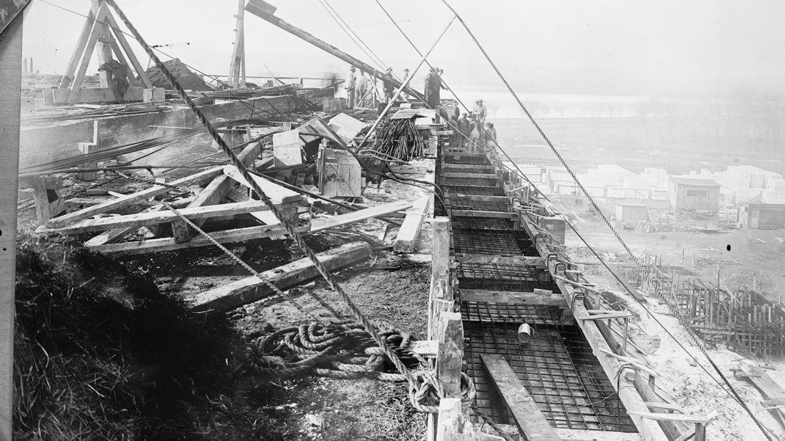 <strong>Construction:</strong> By January 1915, work on the memorial was underway. Europe was embroiled in war by this time, but the United States did not get involved until two years later.