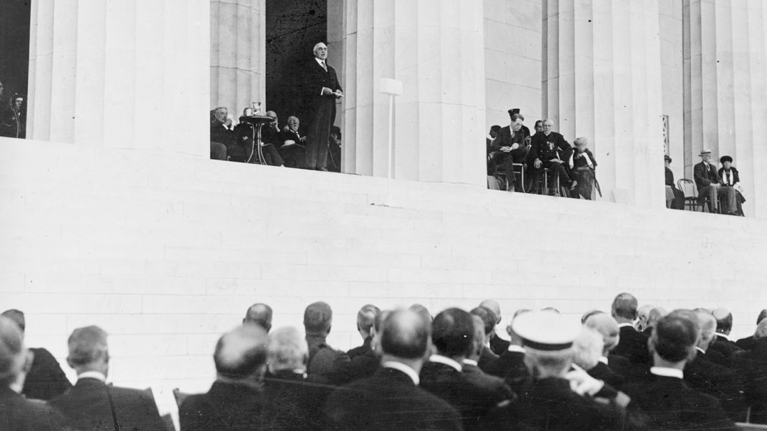 <strong>Speech:</strong> President Warren G. Harding spoke from the top of the steps of the Lincoln Memorial. Harding praised Lincoln, saying he "rose to colossal stature in a day of imperiled union."