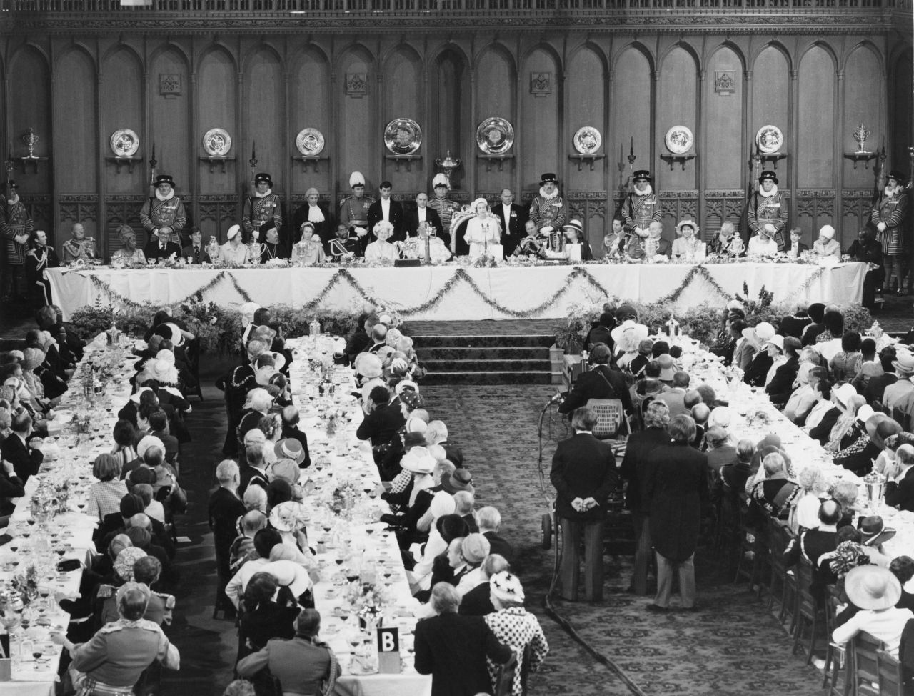 After the service, the Queen and members of the royal family go to a celebratory Commonwealth lunch at the Guildhall. Among those seated at the top table are her four children, as well as her mother and sister, the Queen Mother and Princess Margaret. She says in a speech: "My Lord Mayor, when I was 21 I pledged my life to the service of our people and I asked for God's help to make good that vow. Although that vow was made in my salad days, when I was green in judgment, I do not regret nor retract one word of it."