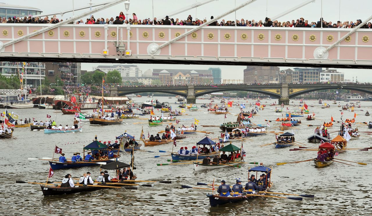 Hundreds of rowing boats, barges and steamers filled the Thames in a colorful tribute to the Queen.