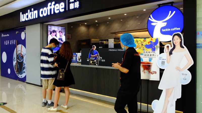 В китайската битка на кафето лате, Luckin Coffee продължава да побеждава Starbucks