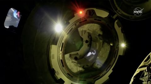 Le Boeing Starliner recule de la Station spatiale internationale le 25 mai 2022.