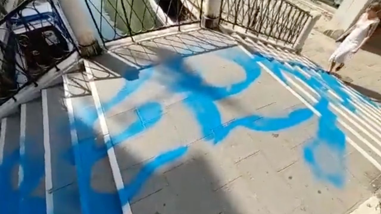 05 venice vandalism