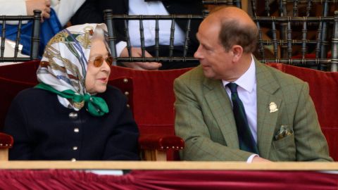 女王は、ロイヤルウィンザー馬術競技会で、末っ子のエドワード王子、ウェセックス伯爵とおしゃべりをします。