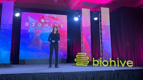 Schneider-Williams 在犹他州举行的 2021 年 BioHive 会议上谈到路易病意识和研究。