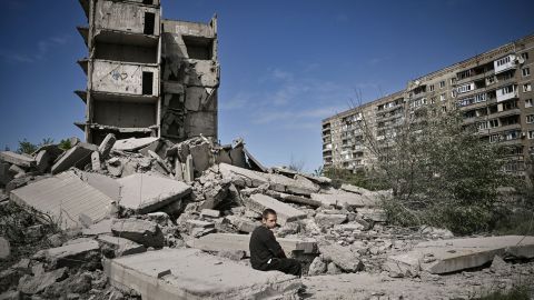 Un niño se sienta sobre los escombros de un edificio derribado en una huelga en Kramatorsk, una ciudad en la región de Donetsk.