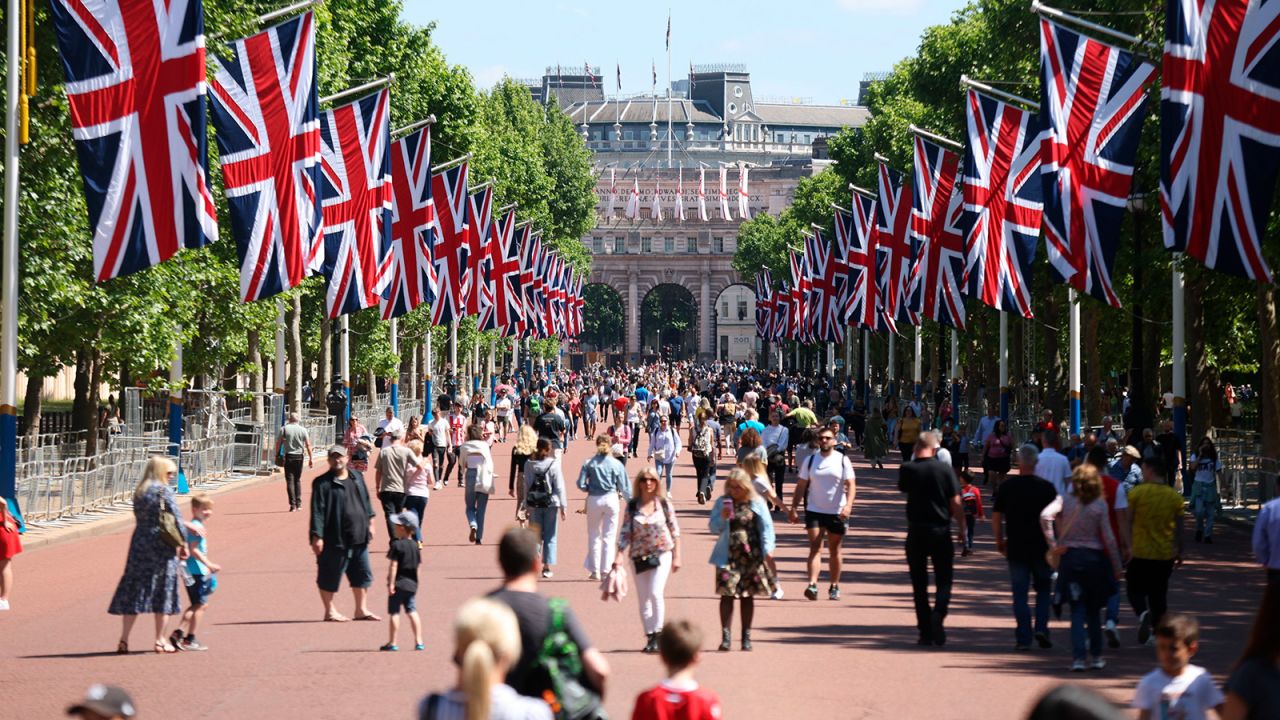 <strong>Great Britain:</strong> The Mall in London is decorated for the upcoming Platinum Jubilee of Britain's Queen Elizabeth II. Many events and exhibitions will mark the occasion.