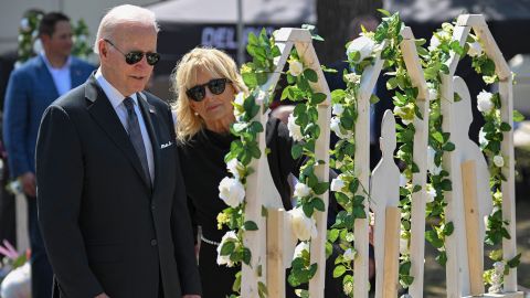 Dimanche, le président Joe Biden et la première dame Jill Biden rendent hommage à un mémorial de fortune à l'extérieur de l'école élémentaire Robb à Uvalde, au Texas.
