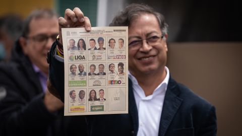 Petro vote dans un bureau de vote lors du premier tour de l'élection présidentielle à Bogota, en Colombie, le dimanche 29 mai 2022. 