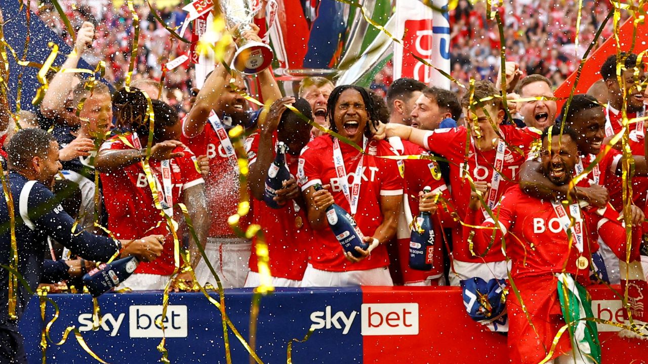 Soccer Football - Championship Play-Off Final - Huddersfield Town v Nottingham Forest - Wembley Stadium, London, Britain - May 29, 2022 Nottingham Forest's Lewis Grabban lifts the trophy as he celebrates with teammates after winning the Championship Play-Off Final Action Images via Reuters/Andrew Boyers     TPX IMAGES OF THE DAY