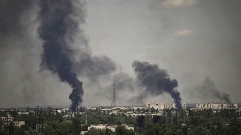 Ucrania se retirará de la ciudad clave de Severodonetsk mientras continúa el avance de Rusia | CNN 2 El humo se eleva sobre Severodonetsk durante los intensos combates entre las fuerzas ucranianas y rusas.
