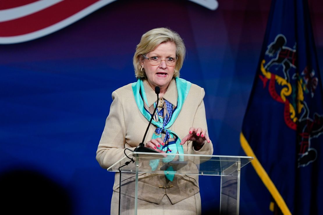 Cleta Mitchell berpidato di Konferensi Kepemimpinan Pennsylvania di Camp Hill, Pa., Jumat, 1 April 2022. (Foto AP/Matt Rourke)